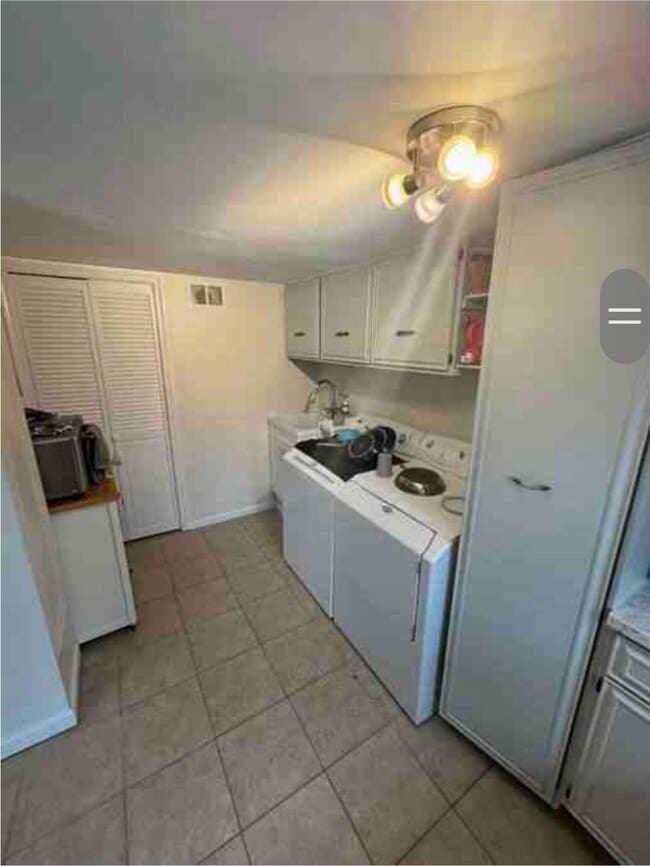 En-suite laundry - 20544 Oatlands Chase Pl