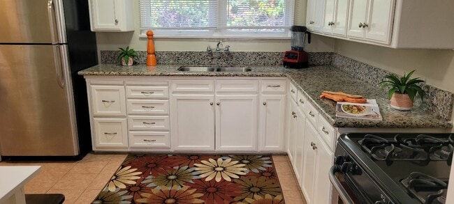 kitchen - 2303 W 80th St Unit 2301