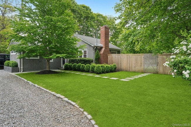 Building Photo - 689 Main St