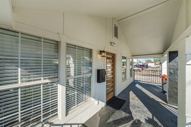 Photo - 2009 N Durham Dr