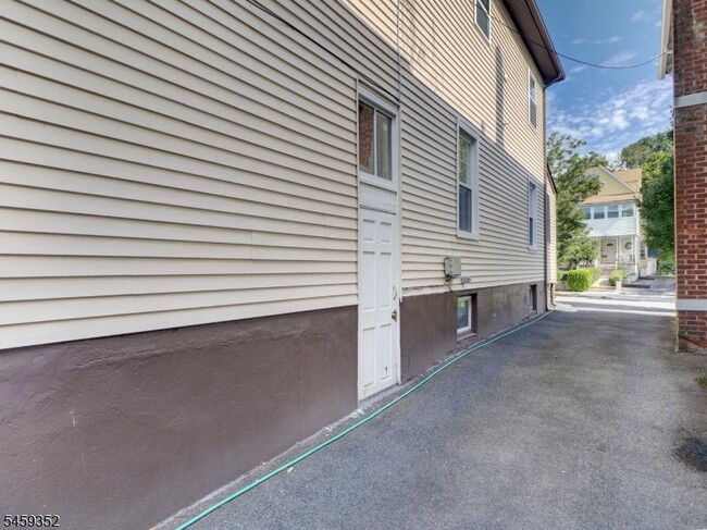 60 Montague Pl Unit 1