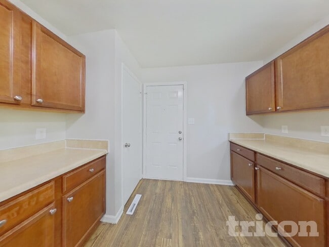 Photo - 6010 Sullins Rd