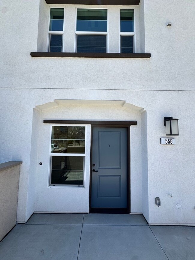 Building Photo - Never-Lived-In, Beautifully Upgraded Three-Story Condo