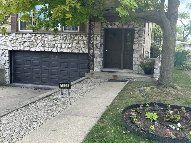 Front Entrance - 1336 N Northwest Hwy Unit 2nd Floor