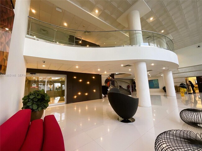 Building Photo - 5701 Collins Ave Unit 1201