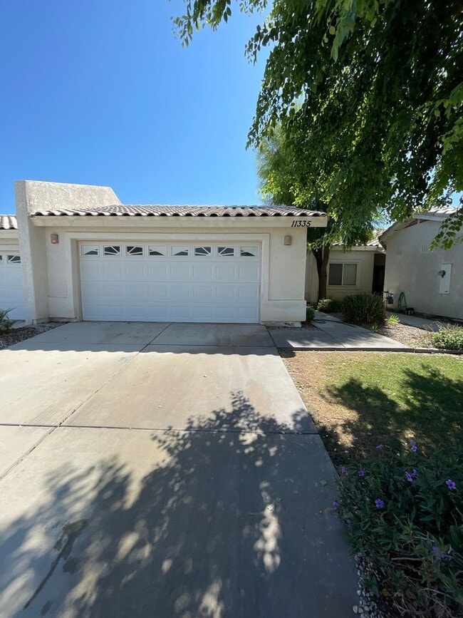 Building Photo - Three Bedroom Townhouse  in GREAT location!