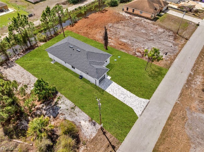 Photo - 724 Lamar St E