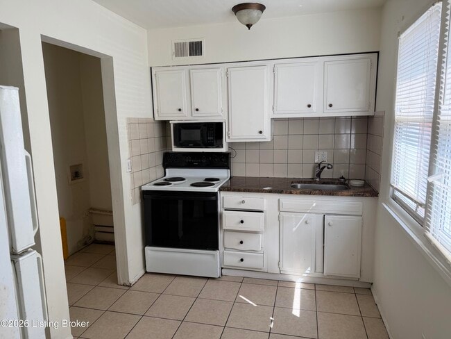 Photo - 910 Sinclair St