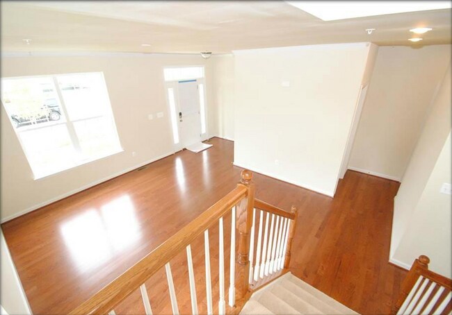 Living area/Front entrance - 5918 Gambrill Cir