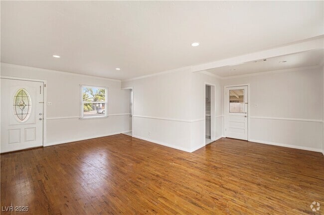 Building Photo - 1044 E Hassett Ave Rental