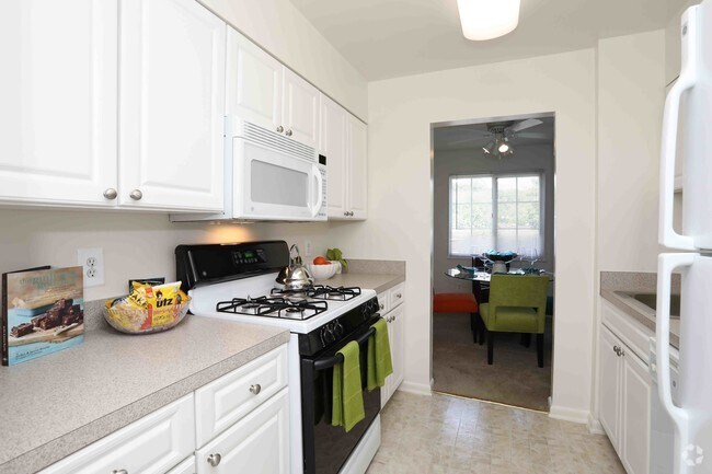 2BR, 1BA - 897 SF
