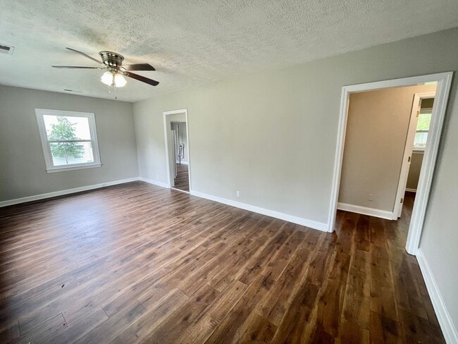 Photo - 403 Shaw St