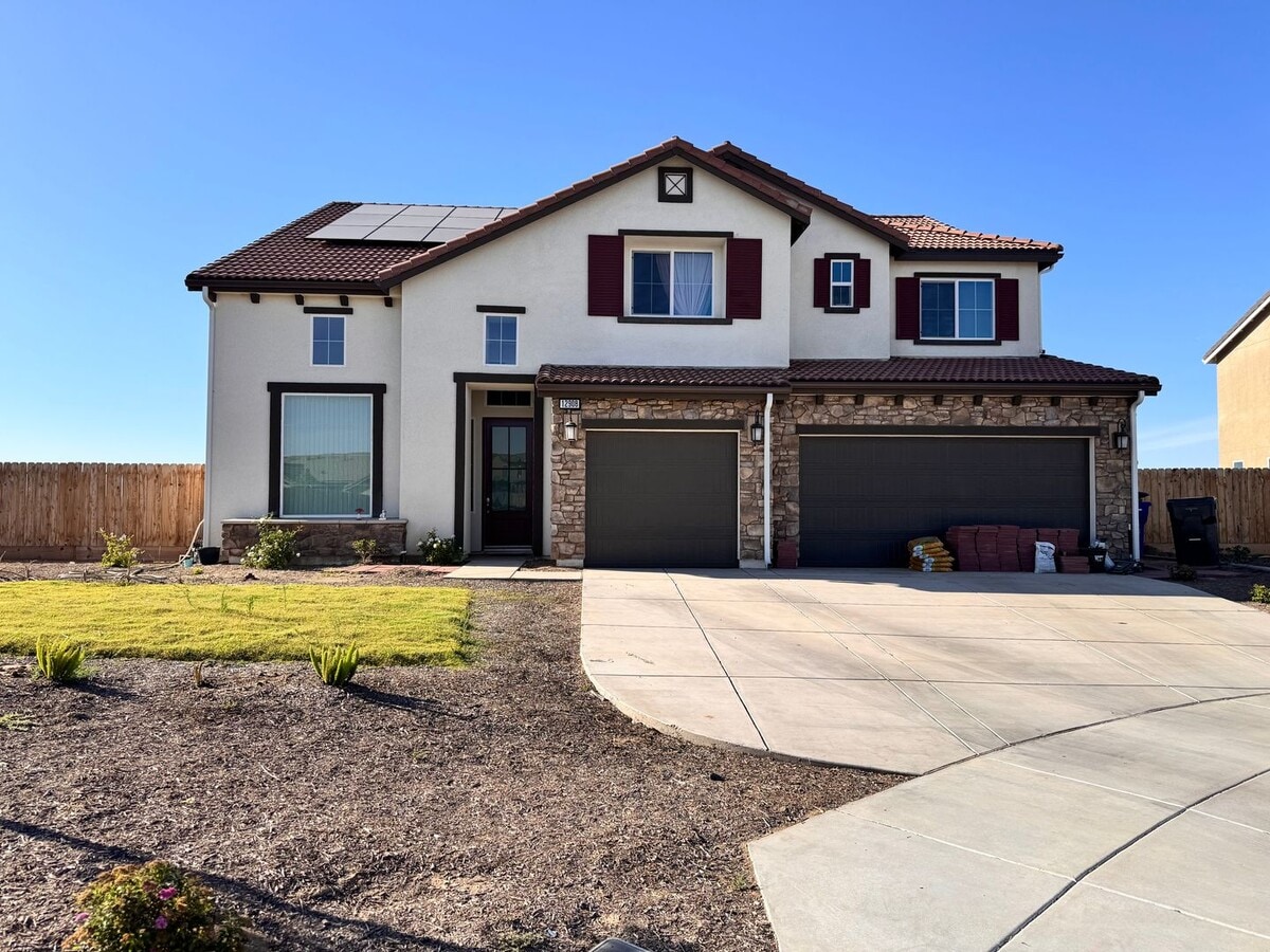 Spacious 6 bedroom home NW $3,500 rent/deposit - Spacious 6 bedroom home NW $3,500 rent/deposit