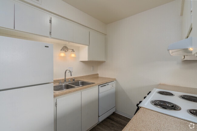2BR, 1BA - 760SF - Kitchen - Lincoln Pointe Apartments