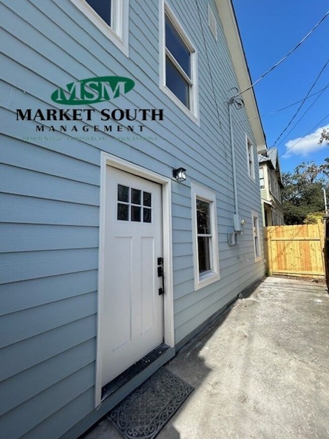 Building Photo - 37 W 201 Unit 201 W. 37th Street Carriage House