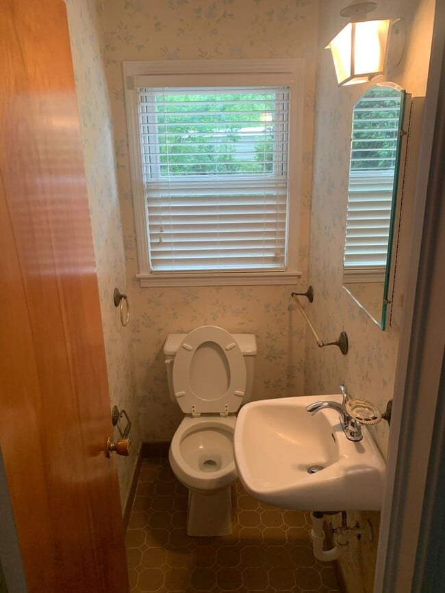 Building Photo - Charming 4B/3.5B Home!