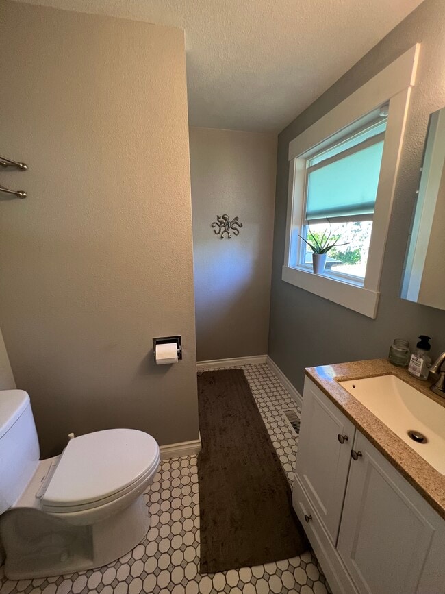 Photo - 98 SW Hartley Ave