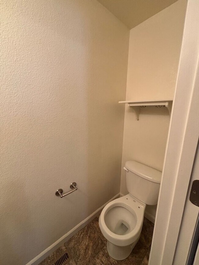 Photo - 4 Bedroom 3.5 Bath Townhome in Saddle Ridg...