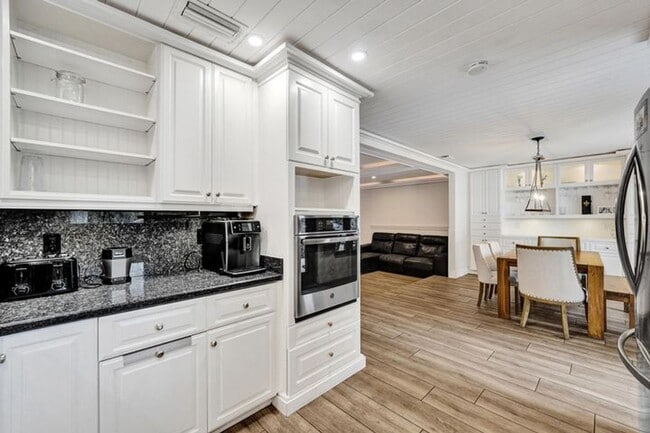 Photo - 5612 Harding St