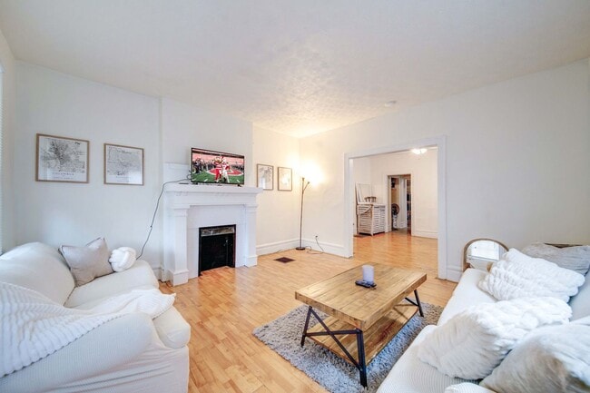 Photo - Ultimate 6-Bedroom House with Modern Kitch...