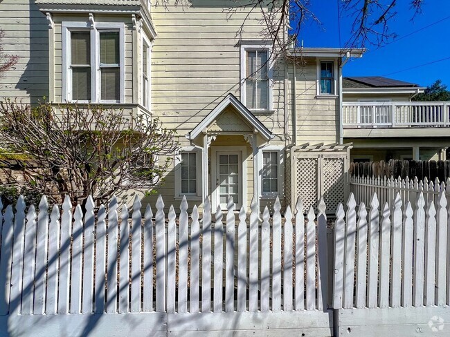 Building Photo - Charming One Bedroom Apartment