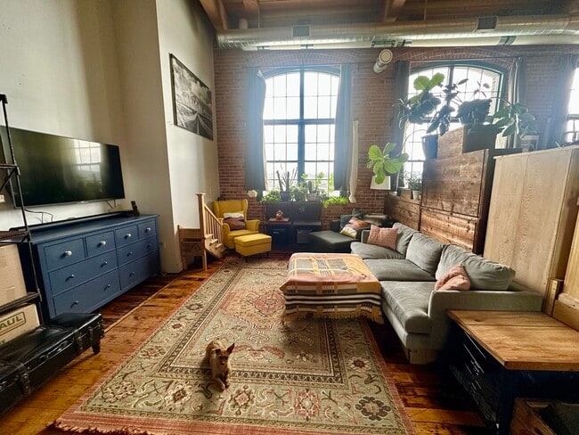 Photo - 1 Westinghouse Plz Unit Sun-filledhistoricloft