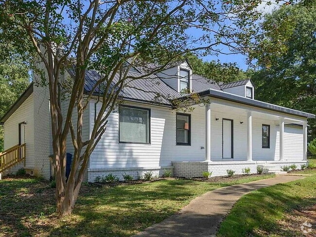 Building Photo - "Experience Spacious Living in Talladega: ... Rental