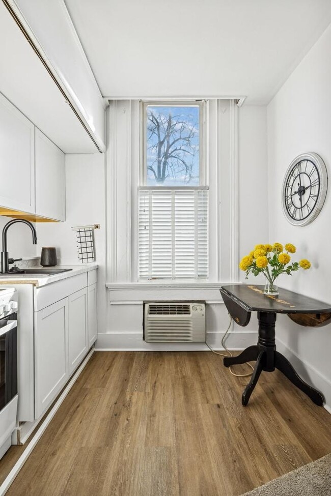 Building Photo - 302 N Church St