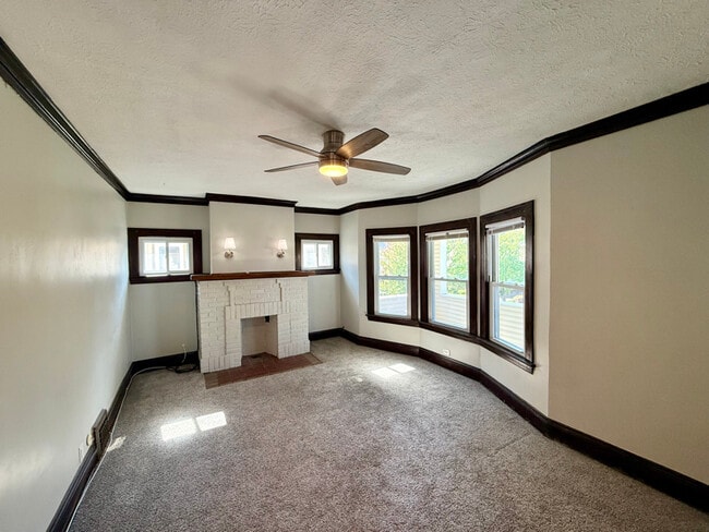 Photo - 2163 Chesterland Ave Unidad Upstairs