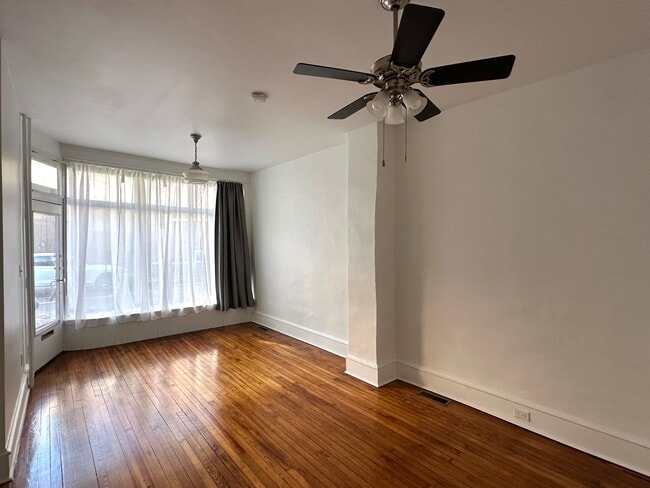 Sala de estar con ventana antigua. La habitación mide 6,25 m x 3,55 m. - 336 Fitzwater St Unidad 1