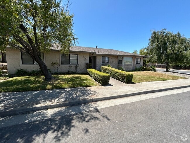 Building Photo - Three Bedroom Two Bath Family Home