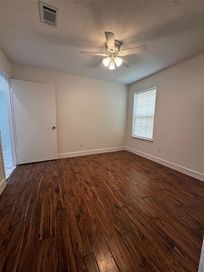 Photo - 2203 Bisontine St
