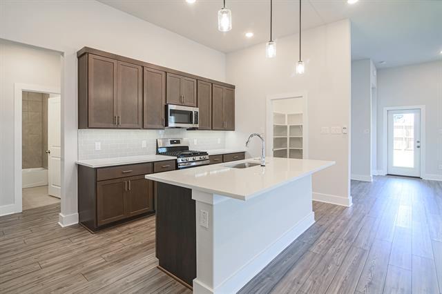 Photo - 917 Hawthorn Ln