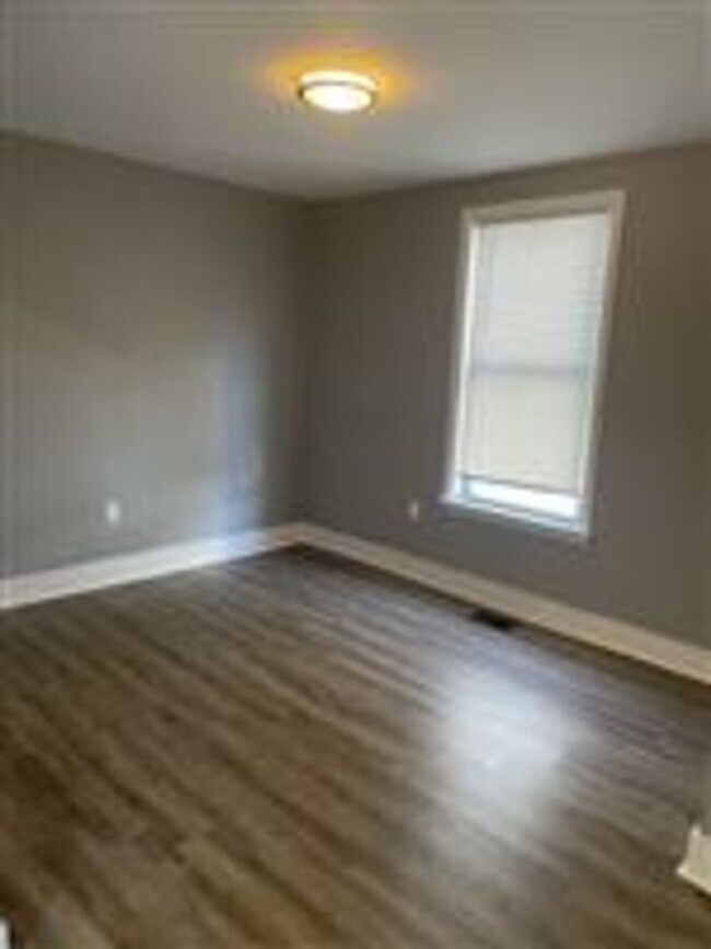 Photo - 875 E 2nd St