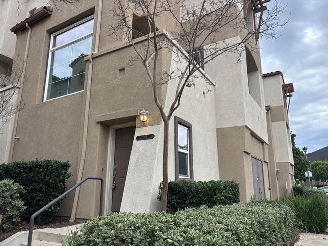 Building Photo - 3 Bedroom Townhome in gated Corte Bella community!!