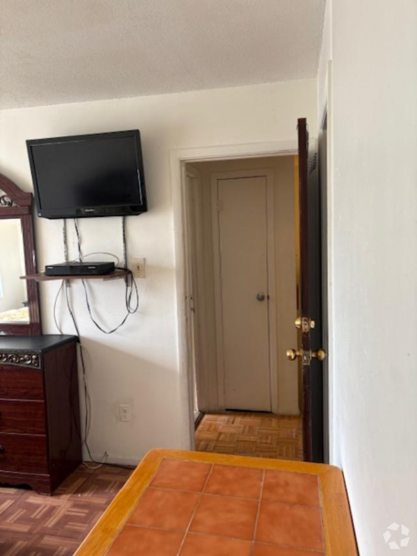 Building Photo - 29 Troy Ave Rental