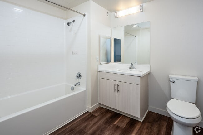 3BR, 2BA - 905SF - Bathroom