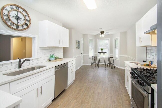 Photo - 140 Crabtree Dr