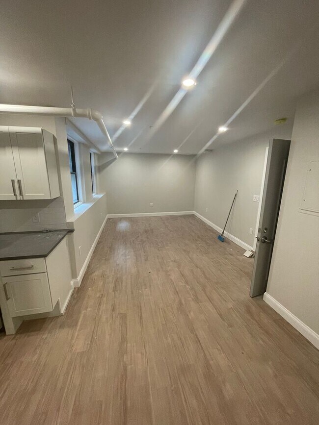 Photo - NO FEE!  CLEVELAND CIRCLE 1 BEDROOM WITH RENOVATED KITCHEN AVAILABLE 9/1
