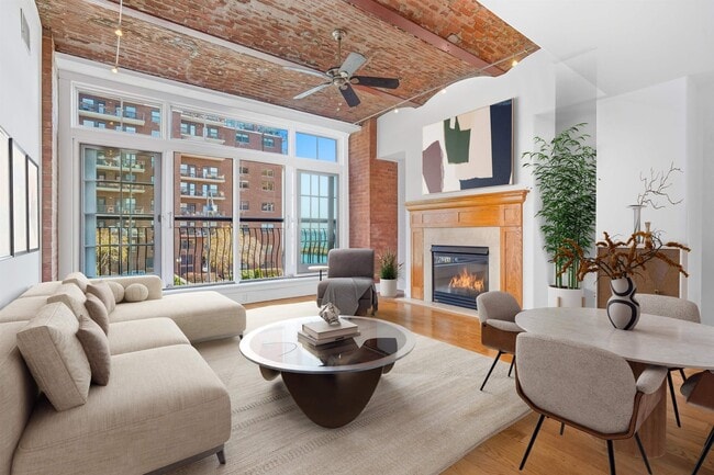 Building Photo - 174 Washington St Unit 2M