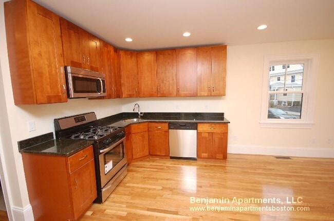 Building Photo - 84 Linden St Unit 1 Rental