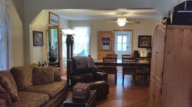 Photo - 42 W 45th St