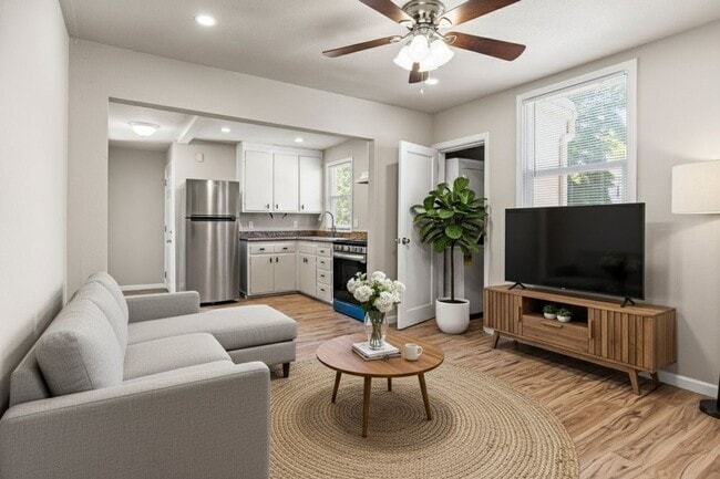 Building Photo - Newly Renovated 2 Bedroom Apartment with P... Unit F