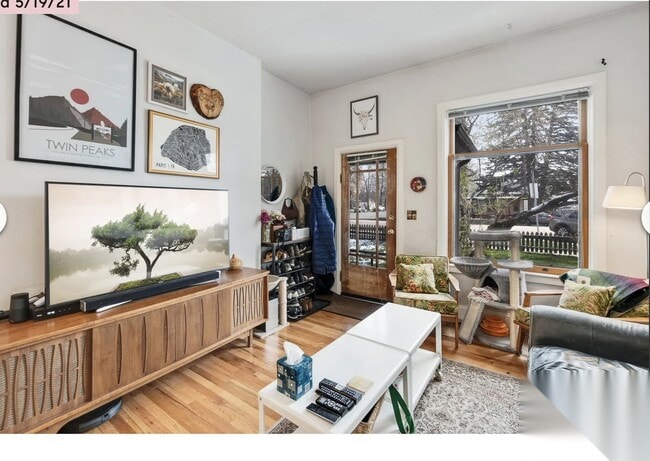 Living room - prior tenant - 603 Mathews St