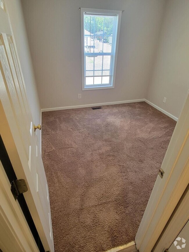 Building Photo - Beautiful three bedroom two bathroom house...