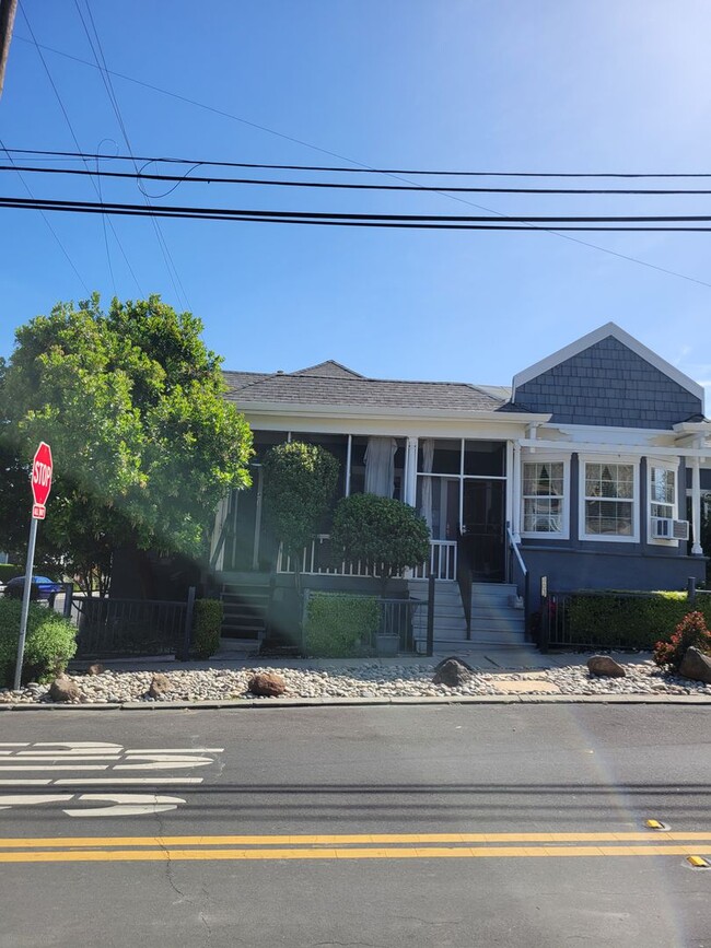 Building Photo - Adorable Downtown Duplex / 2 Bedroom 1 Bath
