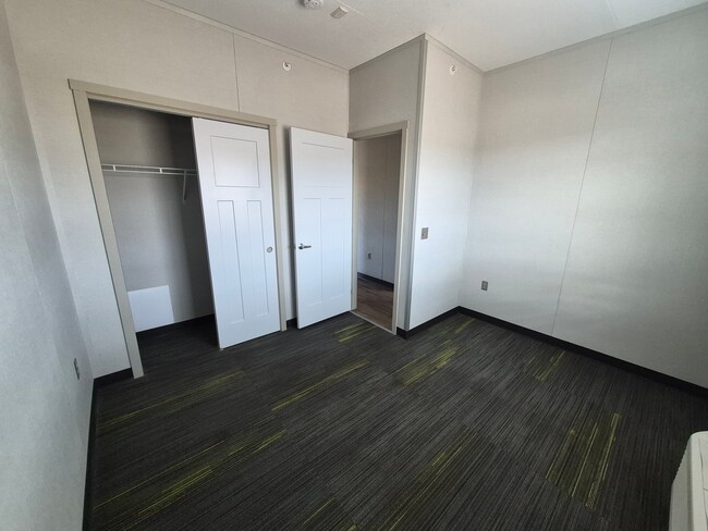 Building Photo - 458 N Creek Dr Unit 211