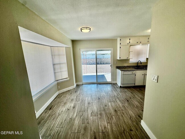 Photo - 8636 Mettler Dr