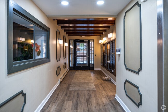 Lobby - Oakland Manor