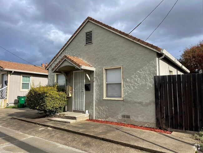 Building Photo - Wonderful Stand Alone Home